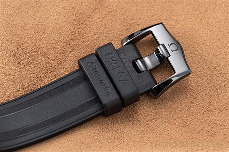 一身黑也要有層次｜歐米茄陶瓷黑海馬Seamaster Diver 300M Black Black-復刻表