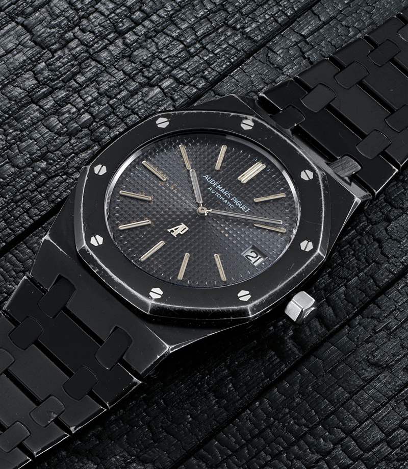 人稱「老佛爺」的已故時(shí)尚界巨星Karl Lagerfeld經(jīng)常被捕捉到佩戴不同尺寸的皇家橡樹(shù)PVD塗層黑化版本,而他也常在佩戴後將之贈(zèng)予友人或工作上的合作者。這枚Karl Lagerfeld的舊藏,型號(hào)5402ST黑色PVD塗層皇家橡樹(shù)「A系列」以93.7萬(wàn)瑞郎成交。(圖片來(lái)源:富藝斯) AP愛(ài)彼50周年拍賣世上第2枚生產(chǎn)Royal Oak破紀(jì)錄838萬(wàn)天價(jià)成交-復(fù)刻表