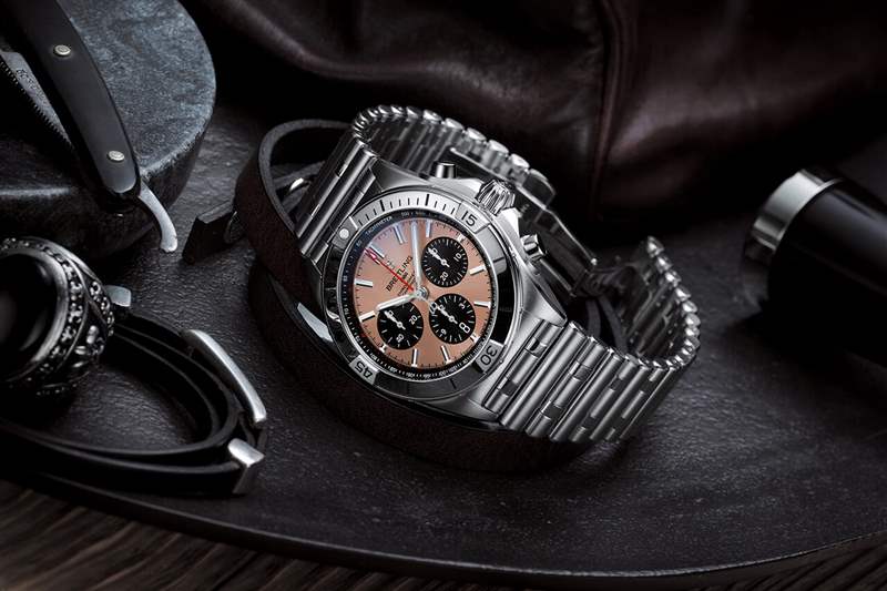 百年靈 Chronomat B01 42，帶有銅色表盤(pán)和黑色對(duì)比色計(jì)時(shí)盤(pán)