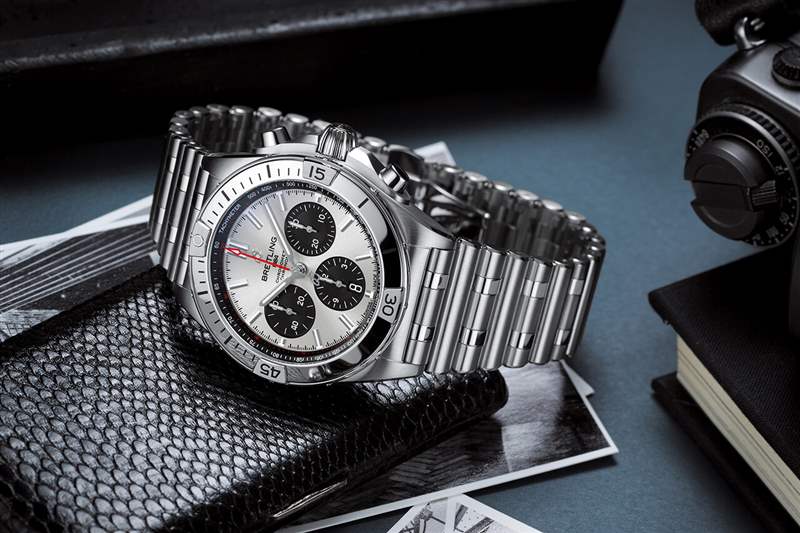 百年靈 Chronomat B01 42，銀色表盤(pán)和黑色對(duì)比色計(jì)時(shí)盤(pán)