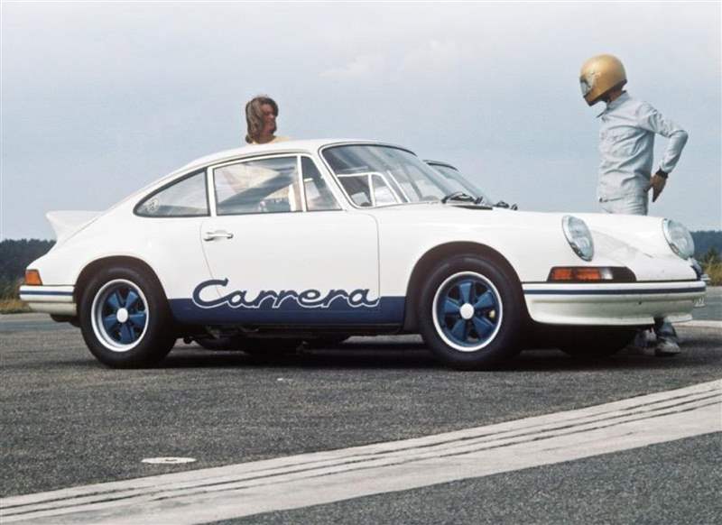 911 Carrera RS 2.7是保時捷911車系中的一款標(biāo)志性杰作,亦是首款以「Carrera」命名,并將Carrera名稱印上車身的車款。 (圖片來源:TAG Heuer) TAG Heuer聯(lián)乘Porsche Carrera五十周年限量版致敬終極賽車精神-復(fù)刻表