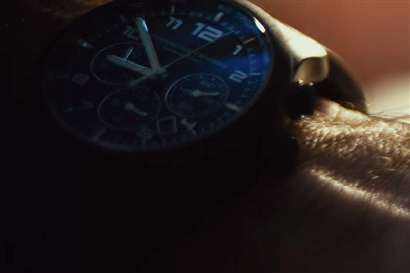 看電影扎卡里·昆托（Zachary Quinto）在“追加保證金”中佩戴保時(shí)捷設(shè)計(jì)計(jì)時(shí)碼表預(yù)測(cè)金融危機(jī)-復(fù)刻表