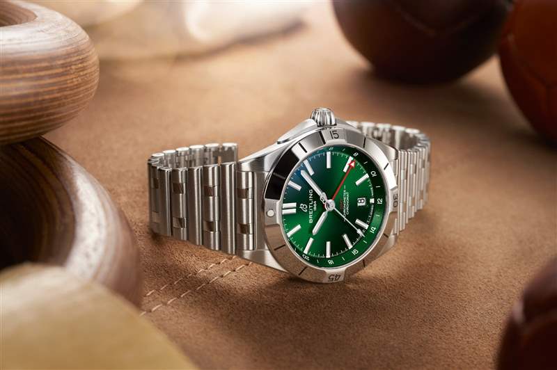 CHRONOMAT AUTOMATIC GMT 40機械計時自動腕錶GMT 40(圖片來源:Breitling) Breitling航空經典Navitimer70周年聯乘國泰GMT腕表限量200枚-復刻表