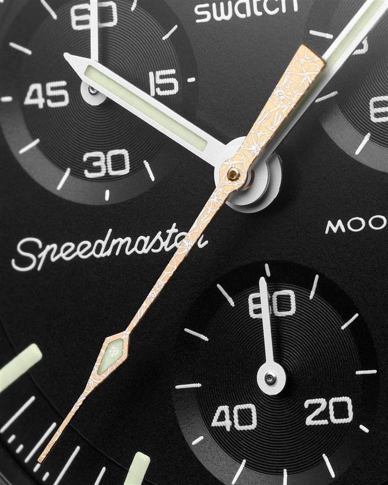 設(shè)計靈感來自夜間綻放的花朵,因為盛開的花形輪廓如同滿月的圓形,白色的花朵輪廓線條讓指針又多了些新話題。(IG@swatch) OMEGA MoonSwatch第5波!Moonshine大秒針有新「驚喜」你buy嗎?-復(fù)刻表