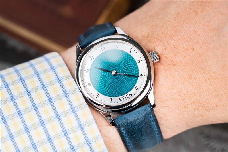 手表評論:帶有Flinqué琺瑯表盤的Etien T02-復(fù)刻表